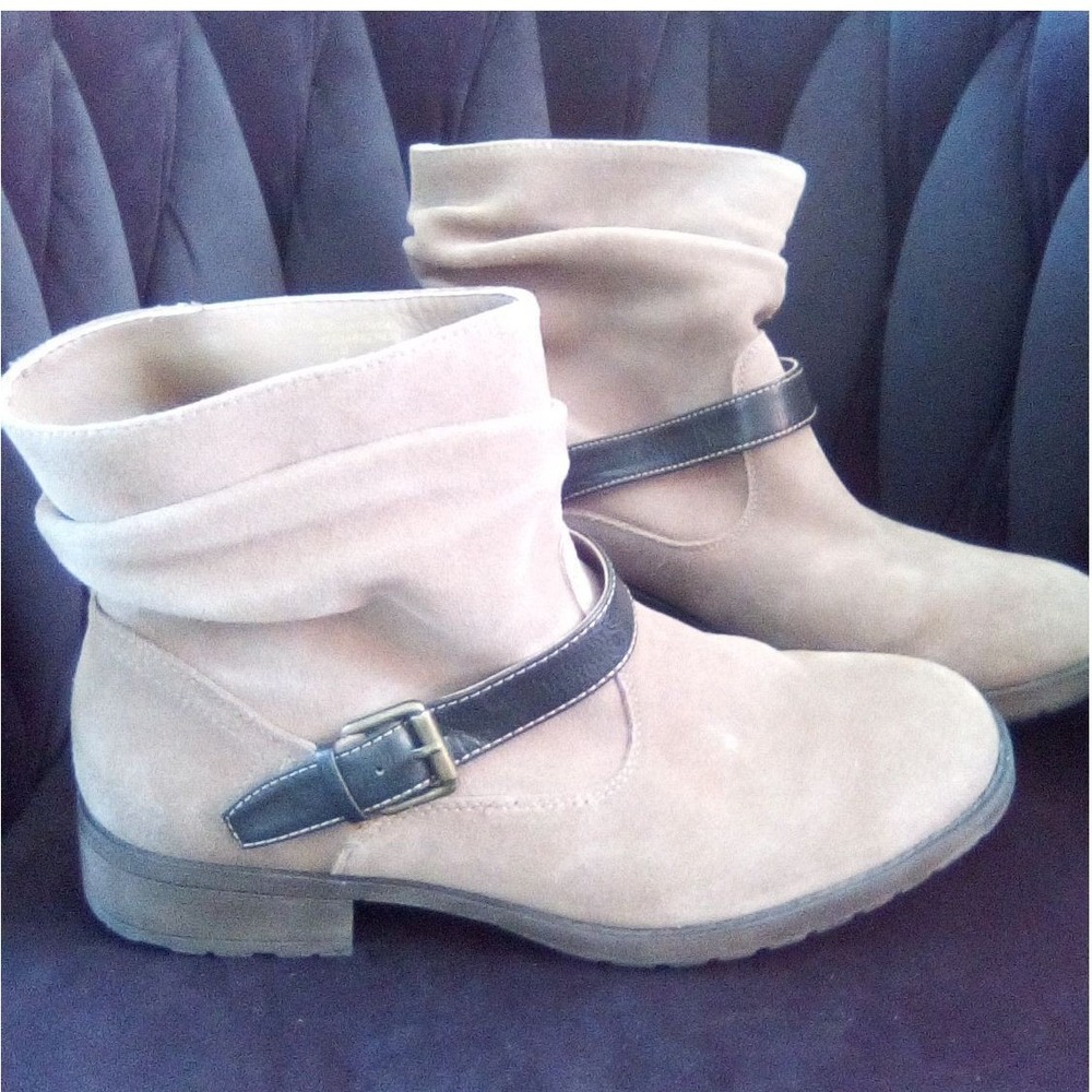 White Mountain Tan Faux Suede Slouchy Ankle Moto Boot with Buckle Strap 9.5 Lady